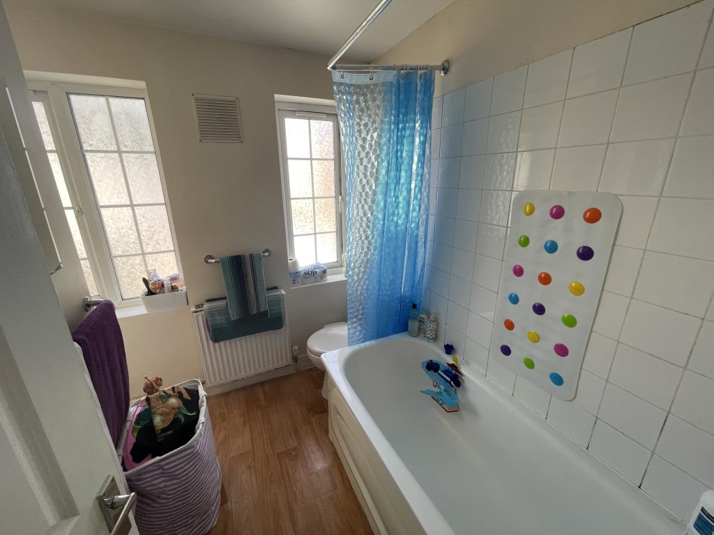 Lot: 3 - LEASEHOLD RESIDENTIAL INVESTMENT IN HIGH STREET LOCATION - inside view of bathroom
